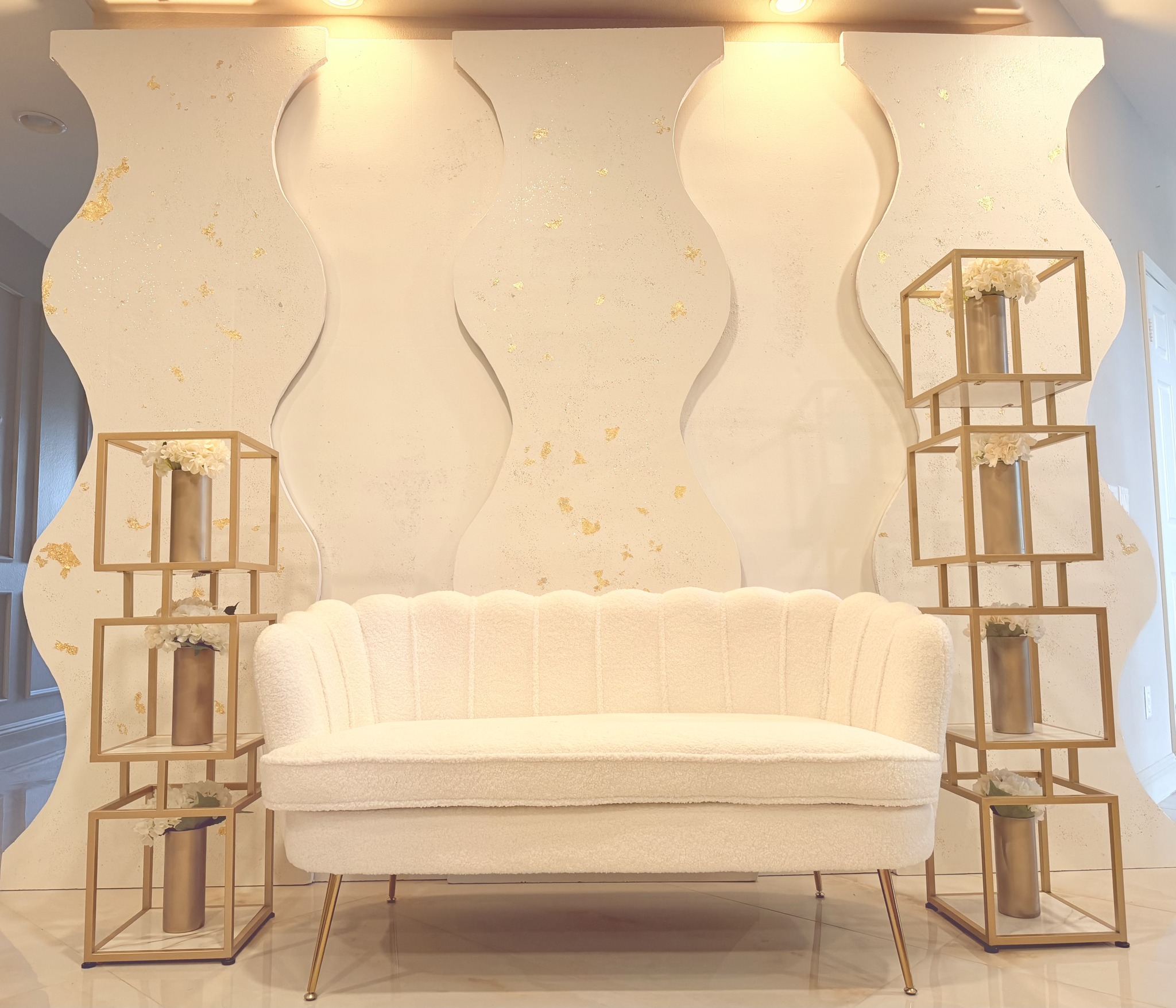 Decor et al signature wavy backdrop with gold geometric stands